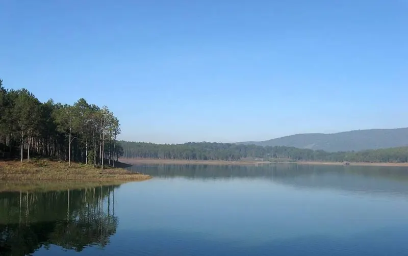 Tuyền Lâm Lake